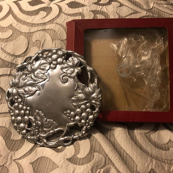 EUC Arthur Court Grapevine 8" Footed Trivet 040640 - Picture 2 of 3